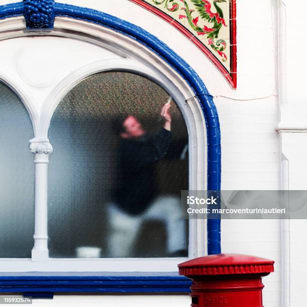 Malerarbeiten Arbeit Gesehen Durch Ein Geschmeidiges Glas Stockfoto und mehr Bilder von Arbeiten