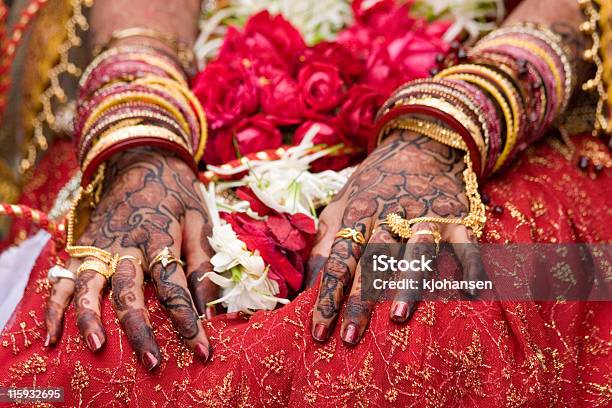 Индуистский Невеста Руки С Mehndi — стоковые фотографии и другие картинки Гуджарат - Гуджарат, Браслет, Взрослый