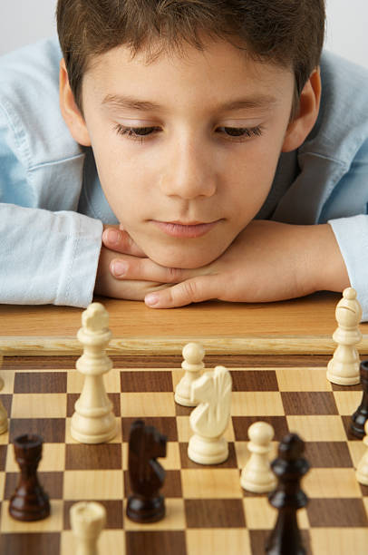 menino brincando com xadrez - chess coordination leadership strategy - fotografias e filmes do acervo