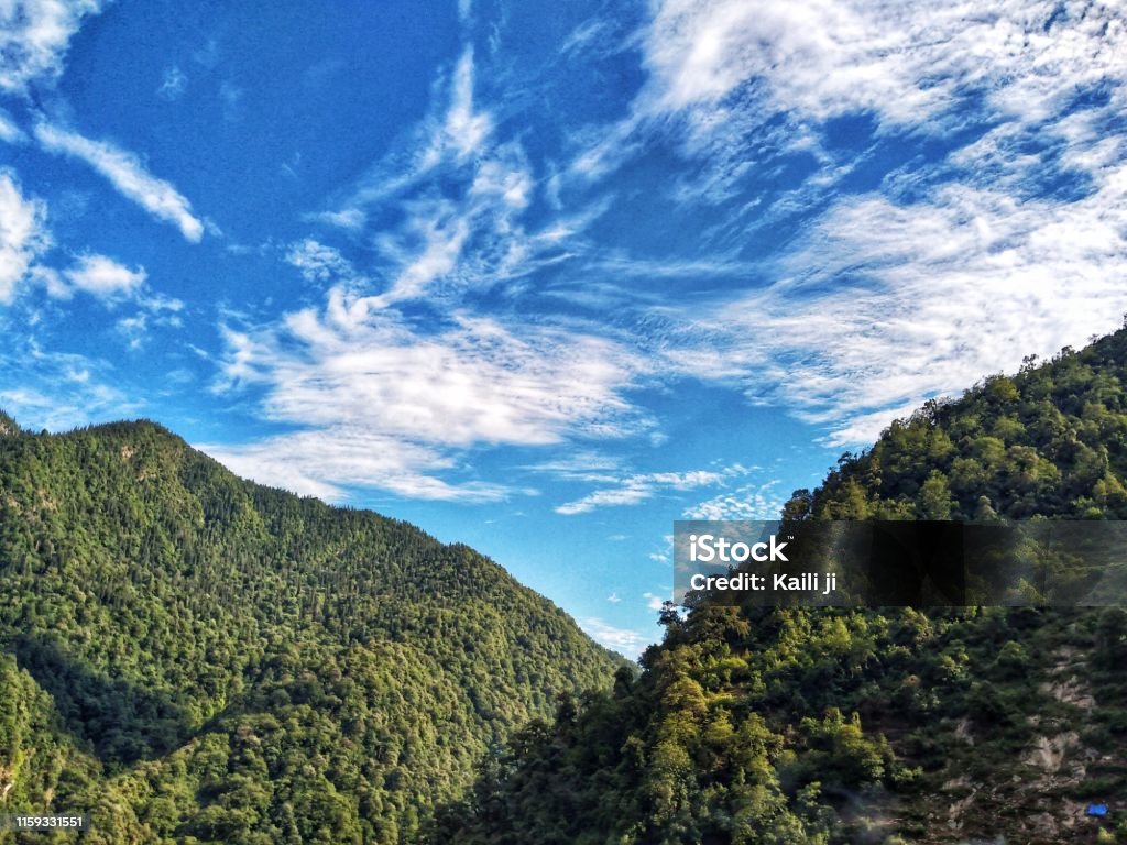 Khung Cảnh Núi Rừng Xanh Cao Bầu Trời Xanh Mướt Với Mây Trời Phong Cảnh Núi  Non Tuyệt Đẹp Hình ảnh Sẵn có - Tải xuống Hình ảnh Ngay bây giờ - iStock