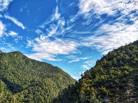 Khung Cảnh Núi Rừng Xanh Cao Bầu Trời Xanh Mướt Với Mây Trời Phong Cảnh Núi  Non Tuyệt Đẹp Hình ảnh Sẵn có - Tải xuống Hình ảnh Ngay bây giờ - iStock