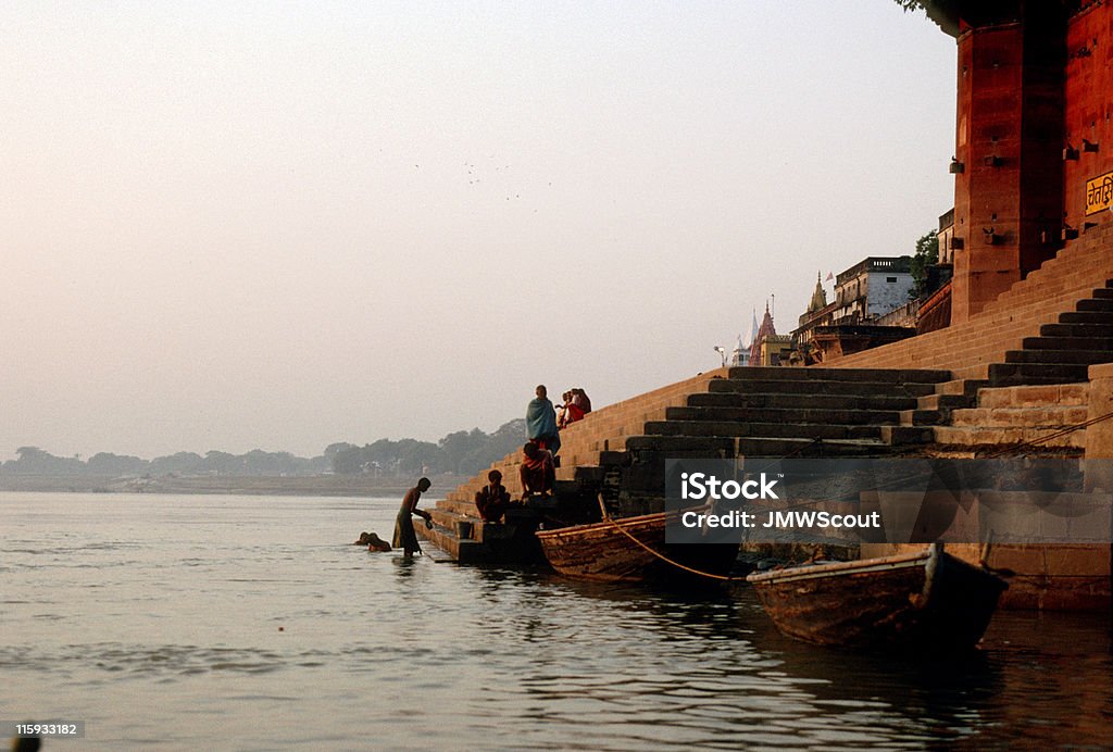 Ghats w Waranasi - Zbiór zdjęć royalty-free (Bezchmurne niebo)