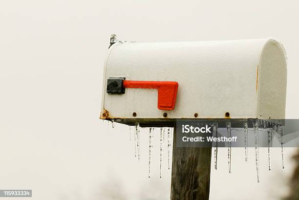 Foto de Gelo Coberta Rural Caixa De Correio e mais fotos de stock de Caixa de correio pública - Caixa de correio pública, Inverno, Antecipação