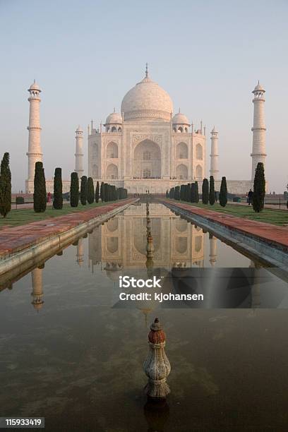 Taj Mahal Piscina Reflectante Foto de stock y más banco de imágenes de Agra - Agra, Aire libre, Amanecer