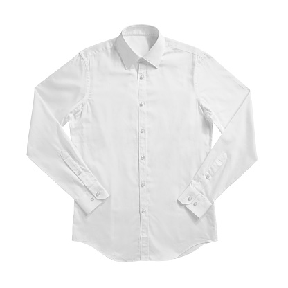 Camisa formal de color blanco con cuello abotonado aislado en blanco photo
