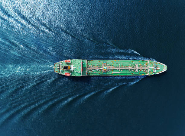 óleo do transporte da velocidade cheia do petroleiro do navio da vista superior aérea da refinaria no mar. - container ship tugboat nautical vessel pulling - fotografias e filmes do acervo