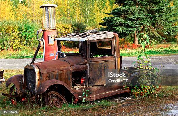 Rusty Coche Viejo Foto de stock y más banco de imágenes de Aire libre - Aire libre, Antiguo, Avenida