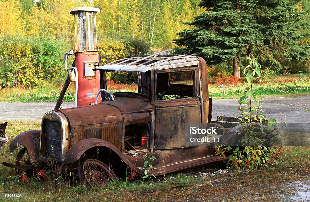 Rusty velha carro - Foto de stock de Abastecer royalty-free