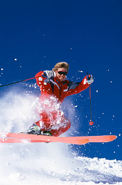 śnieg narciarzem. skakać w proszku - skiing winter sport powder snow athlete zdjęcia i obrazy z banku zdjęć