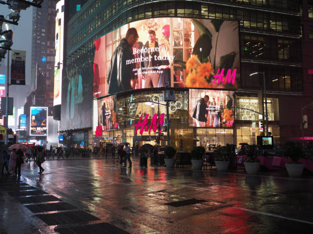 H&M Broadway New York, USA - May 29, 2019: Image of the H&M store near Broadway. retail digital signage stock pictures, royalty-free photos & images