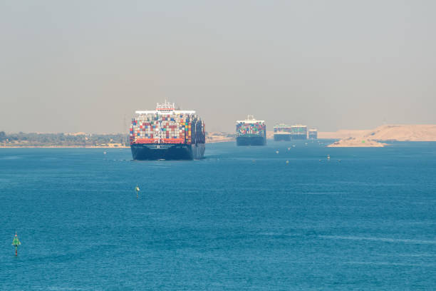 tráfico en el canal de suez en egipto - ship of the desert fotografías e imágenes de stock