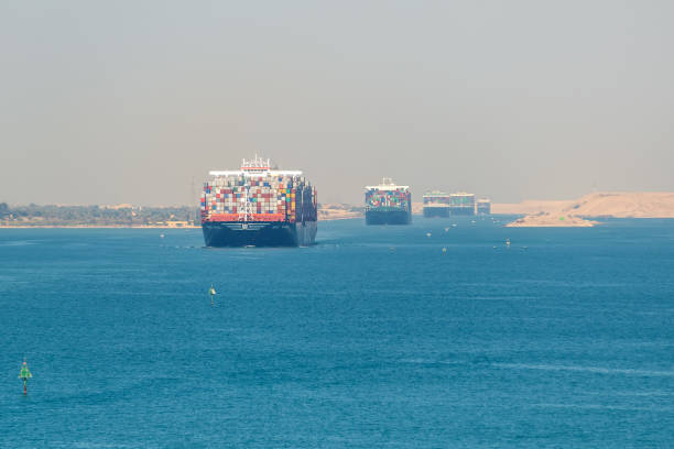 trafic sur le canal de suez en egypte - bras de mer mer photos et images de collection