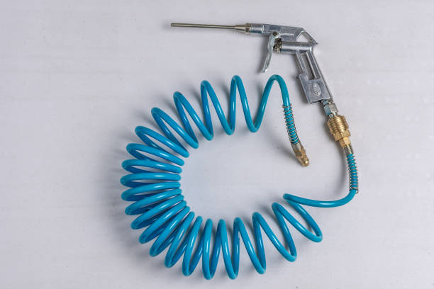 воздушный компрессор blow gun с спиральным синим шлангом - воздух клапан стоковые фото и изображения