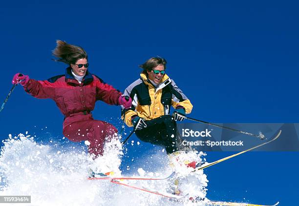 Coppia Sulla Neve Sci Del Colorado - Fotografie stock e altre immagini di Donne - Donne, Esercizio fisico, Occhiali da sole