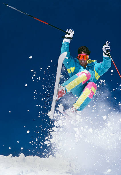 esquiador salto de nieve con cielo azul - snow gear fotografías e imágenes de stock