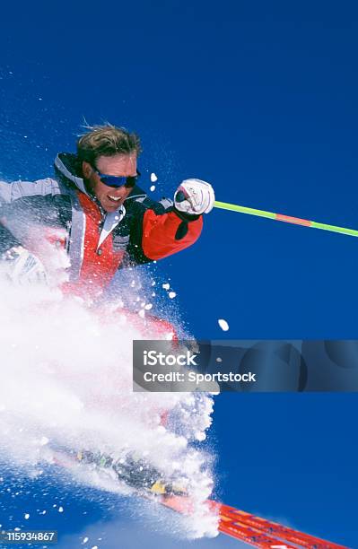 Снег Лыжница Бризантных Через Свежие Цвета — стоковые фотографии и другие картинки Лыжи - Лыжи, Лыжный спорт, Солнцезащитные очки