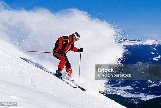 Nieve Esquiador Y Ola De Polvo Foto de stock y más banco de imágenes de Esquí - Deporte - Esquí - Deporte, Esquí Mogul, Acantilado