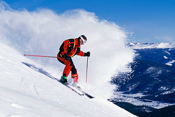 ski et vague de neige poudreuse - champ de bosses photos et images de collection