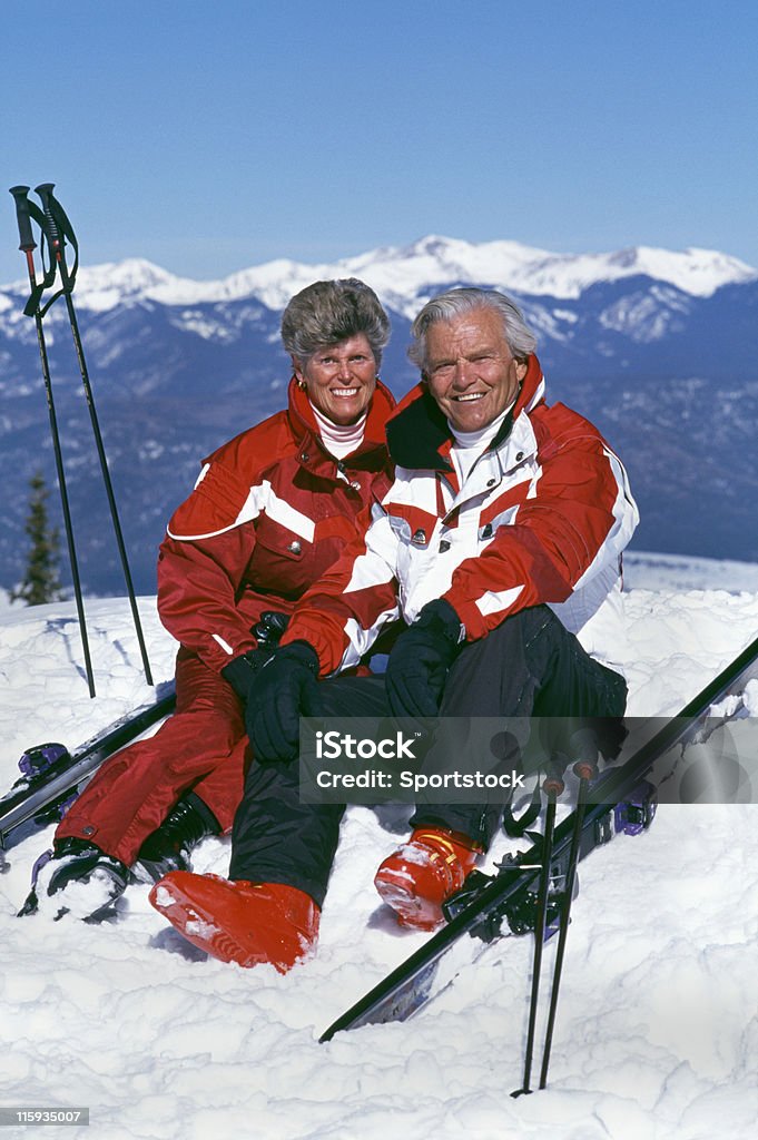 年配のカップル、スノースキー - �スキーのロイヤリティフリーストックフォト