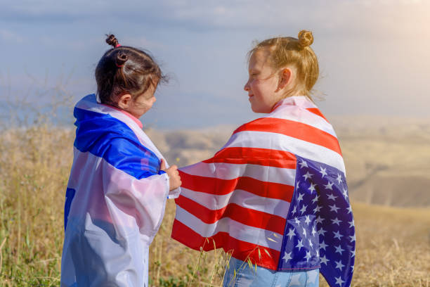 dwoje uroczych dzieci z amerykańskimi i izraelskimi flagami. - voting usa pole flag zdjęcia i obrazy z banku zdjęć