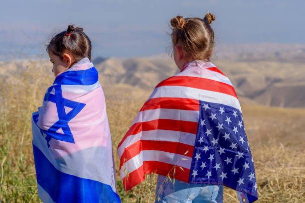 dwoje uroczych dzieci z amerykańskimi i izraelskimi flagami. - voting usa pole flag zdjęcia i obrazy z banku zdjęć