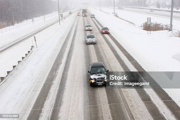 Inverno Guida - Fotografie stock e altre immagini di Ambientazione esterna - Ambientazione esterna, Autostrada, Composizione orizzontale