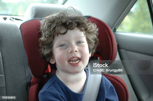 Bambina In Un Seggiolino Per Auto - Fotografie stock e altre immagini di Allegro - Allegro, Ambientazione esterna, Bambine femmine