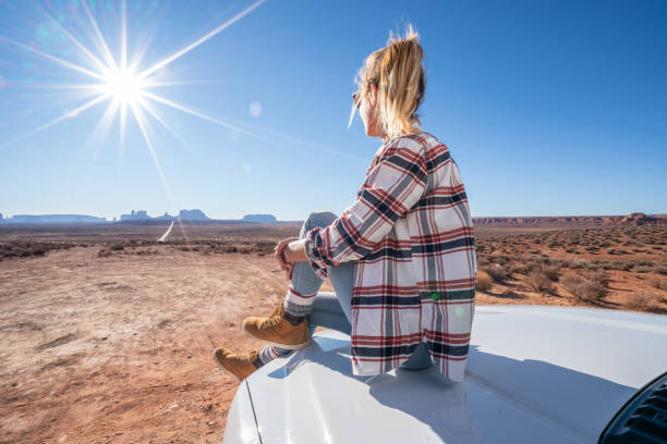 giovane con auto a noleggio che si gode il viaggio negli stati uniti - navajo national monument foto e immagini stock