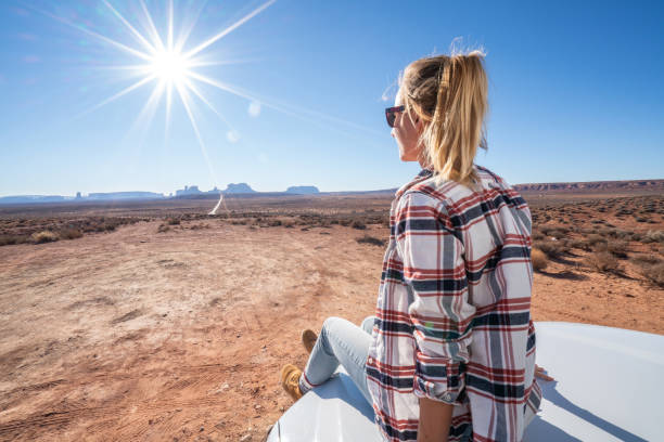 junger mann mit mietwagen genießt autoreise in usa - navajo national monument stock-fotos und bilder