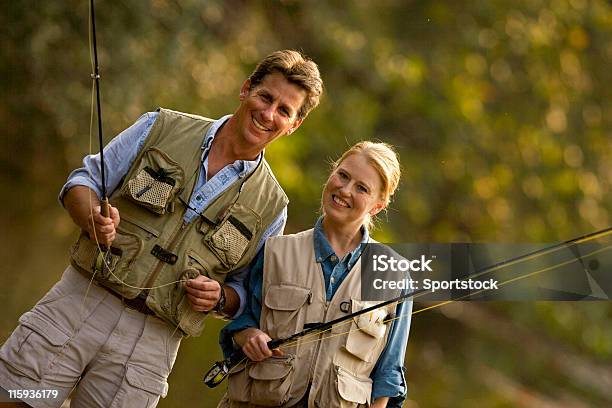 Coppia Pesca Con La Mosca - Fotografie stock e altre immagini di Relazione di coppia - Relazione di coppia, Canna da pesca, Donne