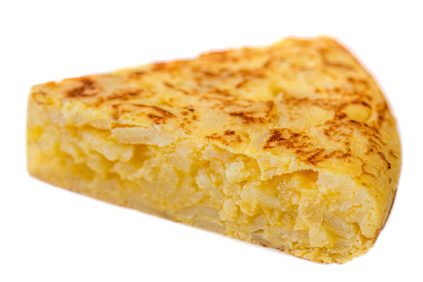 kawałek omletu z jajkami i ziemniakami wyizolowanymi na białym tle. omlet hiszpański - tradycyjne tortilla tapas de patatas - tortilla de patatas zdjęcia i obrazy z banku zdjęć