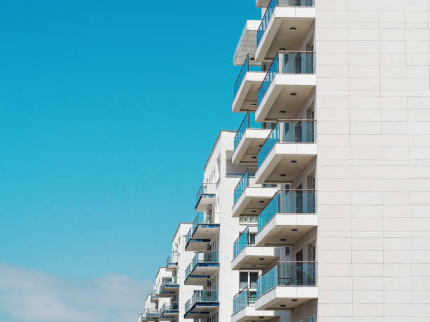 blue sky and residential house background - sunny apartment window sky imagens e fotografias de stock