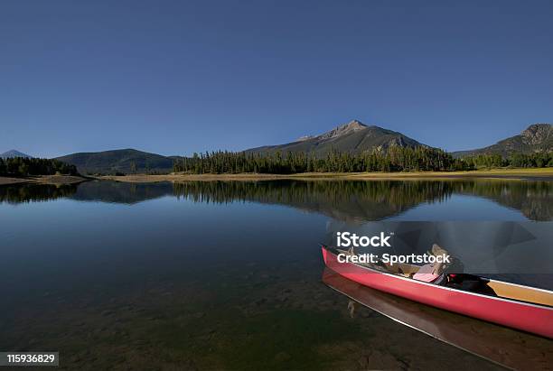 Bella Donna Rilassante In Canoa Sul Lago Di Montagna - Fotografie stock e altre immagini di Andare in barchino