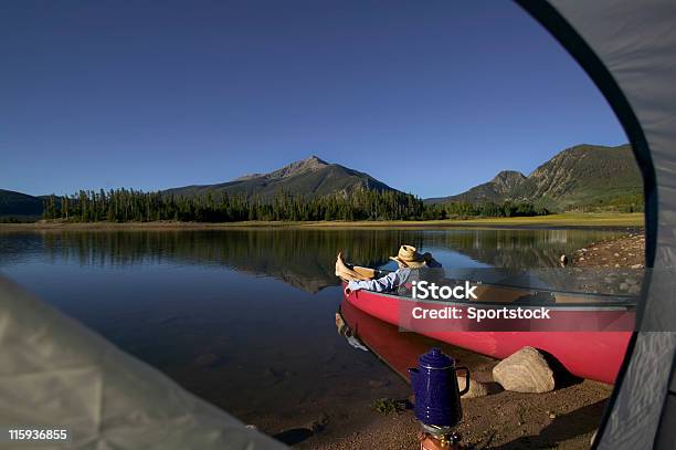 Człowiek Relaks W Kajak Na Mountain Lake Oprawione Przez Namiot - zdjęcia stockowe i więcej obrazów Bezchmurne niebo
