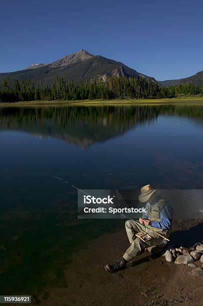 Photo libre de droit de Pêche À La Mouche Sur Le Lac De Montagne banque d'images et plus d'images libres de droit de Activité - Activité, Activité de loisirs, Activités de week-end