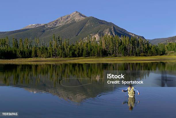 Latać Połowów Z Brodźce W Mountain Lake - zdjęcia stockowe i więcej obrazów Wędkarstwo muchowe - Wędkarstwo muchowe, Stan Kolorado, Niebieski