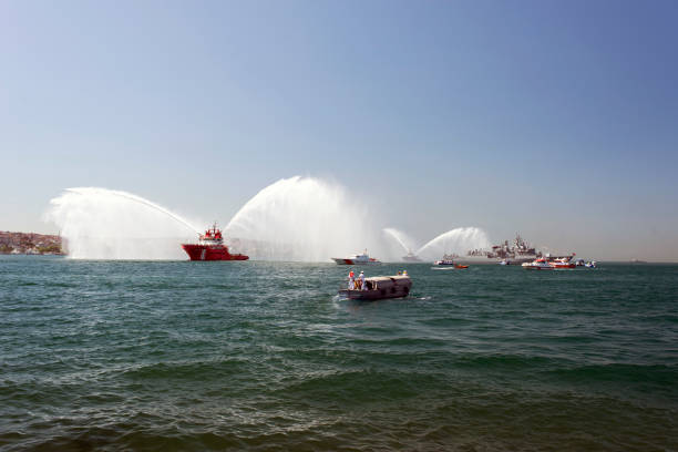 морской и каботажный отдых в босфоре стамбул, турция - fire boat стоковые фото и изображения