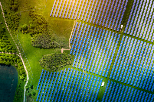 Vista aérea sobre la granja de energía de células solares en el paisaje rural photo