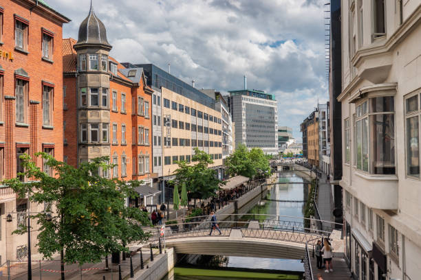 Rio de Aarhus que funciona através do centro de cidade, Dinamarca - foto de acervo