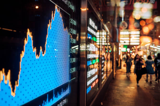 panel de visualización del mercado bursátil financiero en la calle - banking business stock exchange stock market fotografías e imágenes de stock