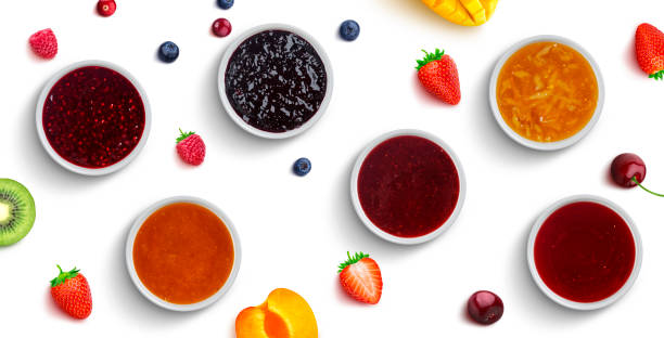 흰색 배경, 상단 보기에 격리 된 베리와 과일 잼 - 설탕 조림 류 뉴스 사진 이미지