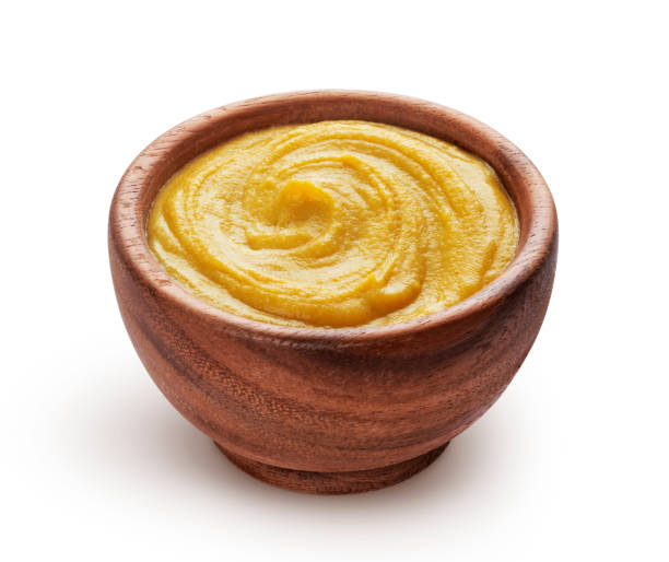 горчичный соус в деревянной миске изолирован на белом фоне - honey mustard стоковые фото и изображения