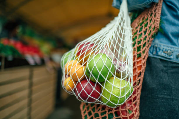 ortaggi e frutta in borsa riutilizzabile su un mercato contadino, concetto di spreco zero - recycled bag foto e immagini stock