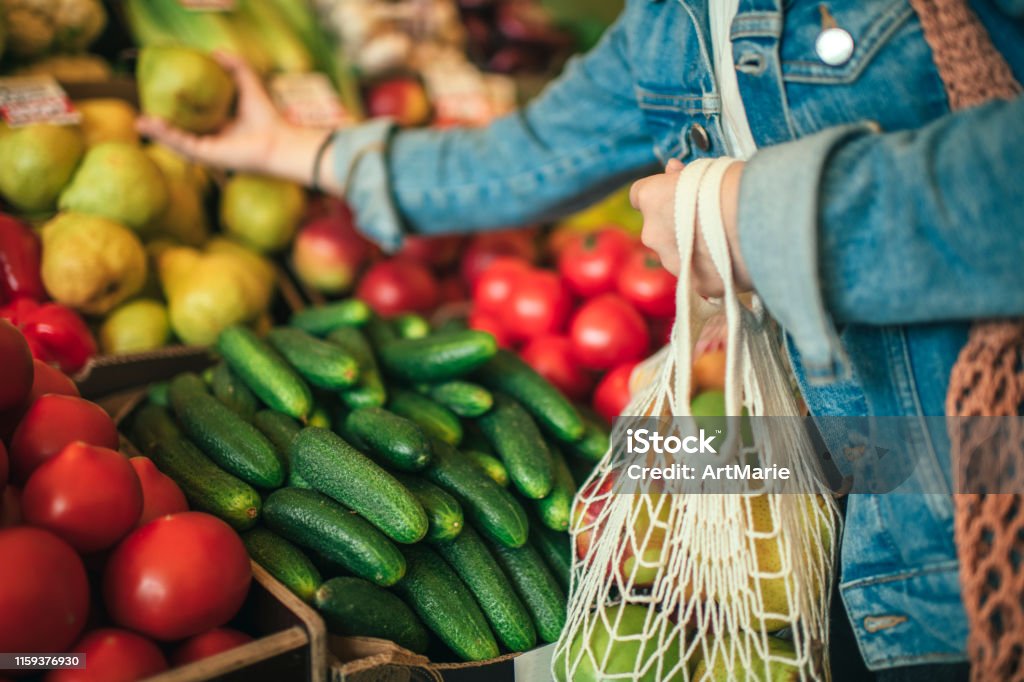 Gemüse und Obst in Mehrwegtüte auf dem Bauernmarkt, Nullabfallkonzept - Lizenzfrei Supermarkt Stock-Foto