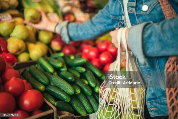 Gemüse Und Obst In Mehrwegtüte Auf Dem Bauernmarkt Nullabfallkonzept Stockfoto und mehr Bilder von Supermarkt
