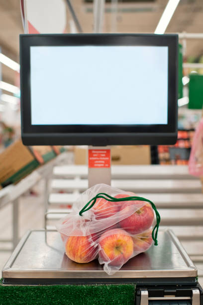 manzanas en bolsa reutilizable en básculas en un supermercado, concepto de cero residuos - weight scale apple comparison balance fotografías e imágenes de stock