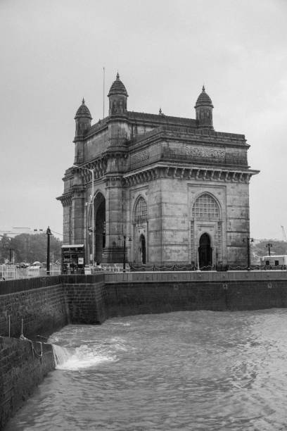 gateway de india, mumbai - vertical gateway to india famous place travel destinations - fotografias e filmes do acervo