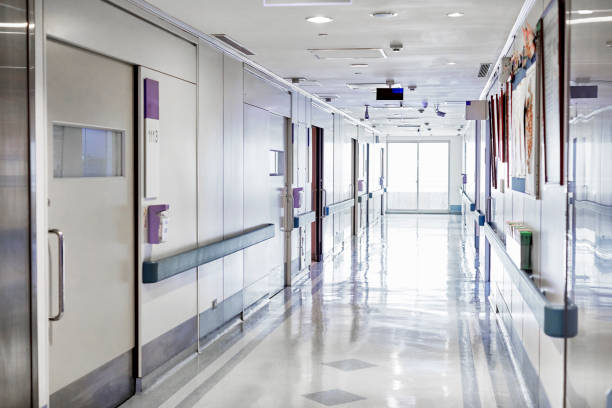 couloir lumineux vide dans l'hôpital - service de maternité photos et images de collection