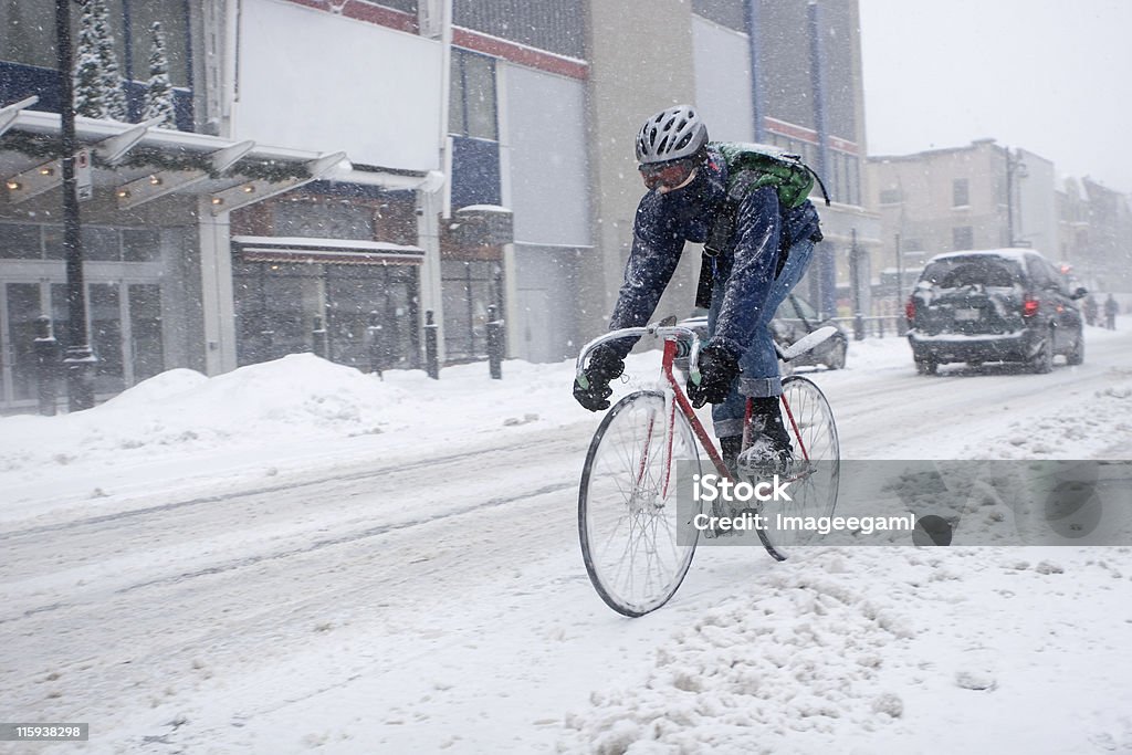 Mensageiro de bicicleta em Montreal durante uma nevasca - Foto de stock de Ciclismo royalty-free