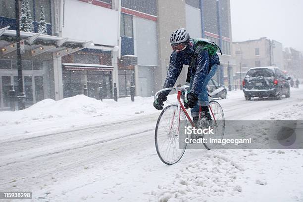 Foto de Mensageiro De Bicicleta Em Montreal Durante Uma Nevasca e mais fotos de stock de Ciclismo